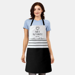 Personalisierte Frau, die mit Liebe Black kocht Schürze