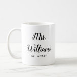 Personalisierte Frau Est Ihr Date Bride Geschenk C Kaffeetasse<br><div class="desc">personalisierten Mrs beschreiben Ihr Datum,  Verlobung Geschenk für Brauthochzeit,  Geschenk für Brautehohe,  Mono Familienname neu vermählt modern,  Junggeselinnen-Abschied Mrs neu verlobt,  Brautparty vor kurzem verheiratete Tasse,  niedliche Schwarz-Weiß-Typografie,  Braut Tasse Geburtstagsgeschenk,  personalisieren Sie ihren Kalligrafietbecher,  nur verheiratet trendige einfache Schrift</div>