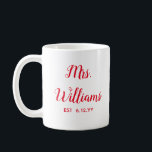 Personalisierte Frau Est Ihr Date Bride Geschenk C Kaffeetasse<br><div class="desc">personalisierten Mrs beschreiben Ihr Datum,  Verlobung Geschenk für Brauthochzeit,  Geschenk für Brautehohe,  Mono Familienname neu vermählt modern,  Junggeselinnen-Abschied Mrs frisch verlobt,  Brautparty vor kurzem verheiratete Tasse,  niedliche Weihnachts-Rot-Weiß-Typografie,  BrautTasse Geburtstagsgeschenk,  personalisieren Sie ihren Kalligrafietbecher,  gerade verheiratet trendige einfache Schrift</div>