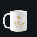 Personalisierte Frau Est Newlywed Bride Gift Custo Kaffeetasse<br><div class="desc">personalisierten Mrs beschreiben Ihr Datum,  Verlobung Geschenk für Brauthochzeit,  Geschenk für Brauteheirat,  Mono Familienname neu verheiratet,  Junggeselinnen-Abschied neu verlobt,  Brautparty vor kurzem verheiratete Tasse,  Braut-Tasse Geburtstagsgeschenk,  personalisieren Sie ihre Kalligrafie-Tasse,  einfach verheiratete trendige einfache Schrift,  niedlich und weiße Typografie</div>