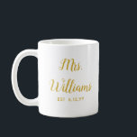 Personalisierte Frau Est Newlywed Bride Gift Custo Kaffeetasse<br><div class="desc">personalisierten Mrs beschreiben Ihr Datum,  Verlobung Geschenk für Brauthochzeit,  Geschenk für Brauteheirat,  Mono Familienname neu verheiratet,  Junggeselinnen-Abschied neu verlobt,  Brautparty vor kurzem verheiratete Tasse,  Braut-Tasse Geburtstagsgeschenk,  personalisieren Sie ihre Kalligrafie-Tasse,  einfach verheiratete trendige einfache Schrift,  niedlich und weiße Typografie</div>
