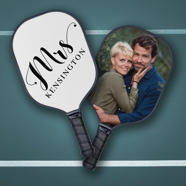Personalisierte Frau Newlywed Typography Foto Pickleball Schläger (Personalized Mrs Pickleball Paddle with Photo on the Back)