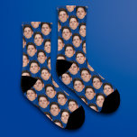 Personalisierte Funny Foto Face Socks - klassisch  Socken<br><div class="desc">Machen Sie lustige Socken, die in Ihrem Gesicht oder einem Freund mit dieser leicht zu bedienenden Vorlage bedeckt sind. Laden Sie einfach einen Ausschnitt des Gesichts oder des Objekts hoch, mit dem Sie einen transparenten Hintergrund verwenden können, und voila! Achten Sie darauf, das Bild so fest wie möglich auf das...</div>