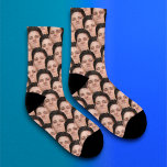 Personalisierte Funny Overlapping Face Foto Socken<br><div class="desc">Machen Sie lustige Socken, die in Ihrem Gesicht oder einem Freund mit dieser leicht zu bedienenden Vorlage bedeckt sind. Laden Sie einfach einen Ausschnitt des Gesichts oder des Objekts hoch, mit dem Sie einen transparenten Hintergrund verwenden können, und voila! Achten Sie darauf, das Bild so fest wie möglich auf das...</div>