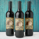 Personalisierte Geburtstagsfoto-Vorlage Vintag Ret Weinetikett<br><div class="desc">Feiern Sie Ihren besonderen Tag mit einem personalisierten Weinlabel aus Zazzle. Unsere Vintage Retro-Geburtstagsschablone ist ideal für diejenigen, die klassischen Stil mit einer modernen Drehung Liebe. Mit einer eleganten, gealterten Patina-Palette und einem personalisierten Foto Ihrer Wahl wird dieses individuelle Weinetikett Ihre Geburtstagsparty zu einem unvergesslichen Erlebnis machen. Mit dieser personalisierten...</div>