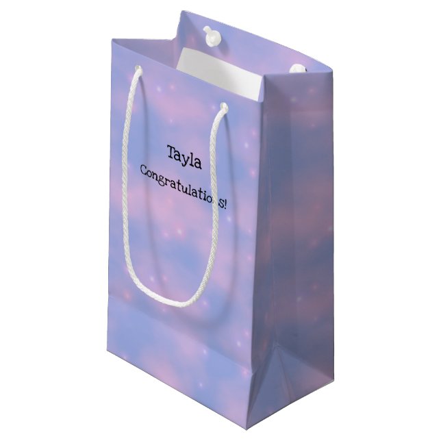 Personalisierte Geschenktüte in rosa Wolken und St (Vorderseite Schrägansicht)