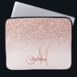 Personalisierte Girl Rose Gold Glitzer Glitzern Na Laptopschutzhülle<br><div class="desc">Personalisiert Girly Rose Gold Glitzer Glitzern Name ombre Computer Ärmel. Modernes, elegantes und personalisiertes rosa Gehäuse mit Namen und modernem Monogramm auf einem stilvollen Imitat Rose goldfarbenen Glitzer und pastellrot rot rosa Farbe Block. Dieses hübsche, stilvolle und luxuriöse Druckbild ist feminin, gläserig, stilvoll und luxuriös. Diese gürtelige, glänzende, schicke, individuelle...</div>