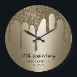 Personalisierte Gold Tropfen 50. Hochzeitstag Große Wanduhr<br><div class="desc">Personalisierte Gold-Tropfen 50. Hochzeitsszenario</div>