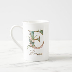 Personalisierte goldene Blumenmonogramm-Initiale E Prozellantasse