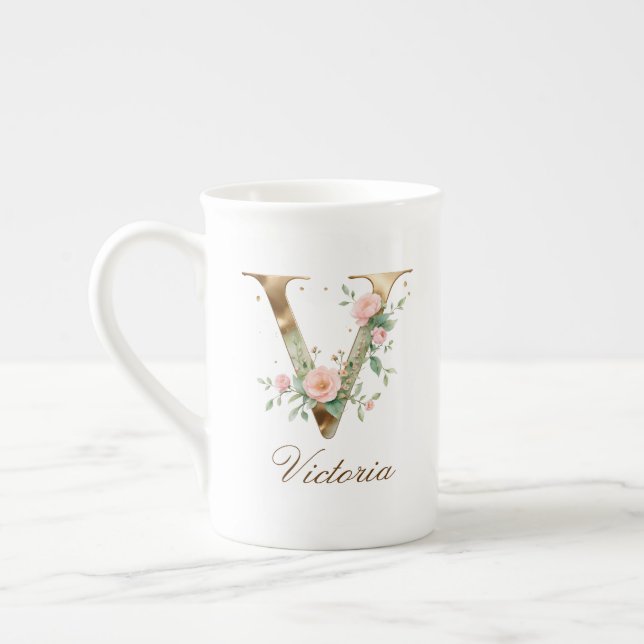 Personalisierte goldene Blumenmonogramm-Initiale V Prozellantasse (Links)