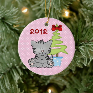 Personalisierte graue Katze auf Pink Baby's 1. Wei Keramik Ornament