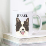 Personalisierte Grenz-Collie-Getränkekarte Kaffeetasse<br><div class="desc">Ich bin in Liebe mit dieser wunderschön detaillierten Aquarellbild eines Schwarz-Weiß-Farb-Hundes! Personalisieren Sie diese Imitate Keramik Tasse mit Ihrem Namen oder Monogramm und ändern Sie sogar den Griff Farbe, um Ihre Einrichtung zu ergänzen! Ändern Sie die Schriftart, indem Sie bei der Personalisierung die Option "Bearbeiten mit dem Designwerkzeug" auswählen. Bestellen...</div>