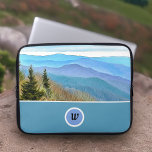 Personalisierte Große, rauchige Berge Laptop-Sieb Laptopschutzhülle<br><div class="desc">Diese personalisierte Laptop-Hülle zeigt ein stilisiertes Bild der neugefundenen Lücke im Nationalpark der Großen Smoky-Berge, einem wunderschönen Gebirgspark zwischen Cherokee im Western North Carolina und Gatlinburg im östlichen Tennesee. Es enthält auch Ihre anfängliche umgeben von einem hellblauen Kreis - geben Sie einfach Ihren ersten, wie auf dieser Seite gezeigt. Eine...</div>