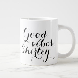 Personalisierte gute Vibes Shirley glücklich Jumbo-Tasse