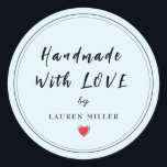 Personalisierte Handarbeit mit Liebe blass blau Runder Aufkleber<br><div class="desc">Personalisiert Handmade mit Liebe in modernem Skript auf blassblauem Hintergrund. Fügt eine hübsche Touch für alle Ihre handgefertigten Geschenke hinzu.</div>