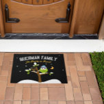 Personalisierte Hanukkah Menorah Licht in die Nach Fußmatte<br><div class="desc">Mit diesem Niedlichen Hanukah Owl & Menorah in einer Schneebaummatte begrüßen wir Ihre Gäste & teilen Ihre besten Wünsche mit Familie & Freunden. Ganz schön lustig! Lächle die Nacht auf und lasse alle lächeln. Alle Texte können leicht geändert oder gelöscht werden. Brauchen Sie Hilfe bei diesem Design? Woll, andere Farben...</div>