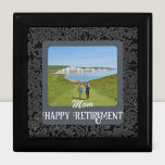 Personalisierte Happy Retirement Geschenke für Mam Erinnerungskiste<br><div class="desc">Feiern Sie mit unserer Personalisierten Geschenkboxen einen besonderen Ruhestand, der für die Mama perfekt anpassbar ist. Diese vielseitige Box ist mit einem wunderschönen Design und personalisierten Texten und Fotos ausgestattet und kann kleine Gegenstände organisieren, jedem Zimmer eine Touch Eleganz verleihen oder sogar als einmalige Geschenkpackung verwendet werden. Die Möglichkeiten sind...</div>