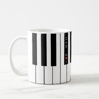 Personalisierte Herz-Initiale verbindet Kaffeetasse