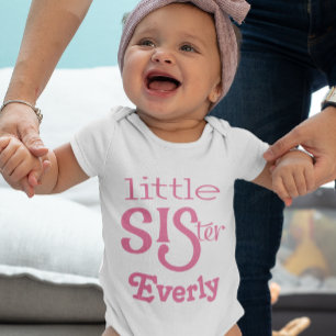 Personalisierte Himbeere Rosa kleine Schwester Baby T-shirt