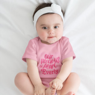 Personalisierte Himbeere Rosa Wertvolle Perle Baby Strampler