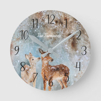 Personalisierte Hirschwinterszene Runde Wanduhr