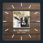 Personalisierte Hochzeit Foto Jubiläum Barnwood Quadratische Wanduhr<br><div class="desc">Einzigartige Jubiläumsuhr zum Personalisieren mit Foto,  Name und feststehendem Jahr. Die rustikale Hochzeitsuhr mit Stallholzeffekt ist ein großartiges Geschenk für Hochzeiten,  Jubiläen und die neue Zuhause.</div>