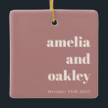 Personalisierte Hochzeit Foto Rose Bewahren Gefall Keramikornament<br><div class="desc">Feiern Sie Ihren besonderen Tag mit diesem personalisierten, staubigen Hochzeitsschmuck mit kühnen, modernen Typografien an der Vorderseite und einem hochgeehrten Foto auf der Rückseite. Ein perfekter Sake für Neuvermählte, Jubiläen oder als herzliches Urlaubsgeschenk für Paare. Mit Namen, Hochzeitsdaten und einem besonderen Foto versehen, um ein zeitloses Memento zu schaffen, das...</div>