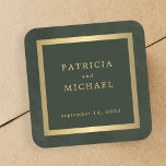 Personalisierte Hochzeit in dunkelgrünem Gold Quadratischer Aufkleber<br><div class="desc">Moderne klassische dunkle Smaragdgrün und Imitate goldminimalistische Typografie maßgeschneiderte Hochzeitsgunst oder Umschlag Aufkleber Aufkleber auf einem Vintagen Stil antiken Not leidenden Hintergrund mit Imitaten metallischen Rahmen.              Matching wedding stationery ist in der Sammlung erhältlich.</div>