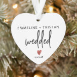 Personalisierte Hochzeit Ornament<br><div class="desc">Modernes, minimalistisches Verlobung Herz geformt Ornament Geschenk für die zukünftige Braut und Bräutigam. Moderne minimalistische Verlobung mit rotem Herzschlag.</div>