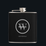 Personalisierte Hochzeitmonogramm-Trauzeugen Flachmann<br><div class="desc">Dieser Kolben wird mit dem Monogramm und dem Namen für die Trauzeugen personalisiert. Schwarz-Weiß,  klassisch,  einfach und modern,  mit einem Bereich,  der die Namen der Braut und des Bräutigams und das Hochzeitstag auf der Rückseite umfasst. Einfach zu personalisieren und anzupassen. Eleganter schwarzer Hintergrund.</div>