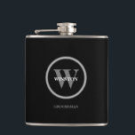 Personalisierte Hochzeitmonogramm-Trauzeugen Flachmann<br><div class="desc">Dieser Kolben wird mit dem Monogramm und dem Namen für die Trauzeugen personalisiert. Schwarz-Weiß,  klassisch,  einfach und modern,  mit einem Bereich,  der die Namen der Braut und des Bräutigams und das Hochzeitstag auf der Rückseite umfasst. Einfach zu personalisieren und anzupassen. Eleganter schwarzer Hintergrund.</div>