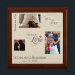 Personalisierte Hochzeitsfotosammlung mit CustomTe Schmuckschachtel<br><div class="desc">Behalt die Erinnerungen deines besonderen Tages nah mit dieser Foto-Collage mit Platz für 3 deiner Lieblings-Hochzeit-Fotos,  personalisiert mit deinen Namen!  Ein sanfter,  bräunlicher Hintergrund sieht mit vielen verschiedenen Dekorationen großartig aus.  Ein einzigartiges Geschenk,  das wirklich geschätzt wird.</div>