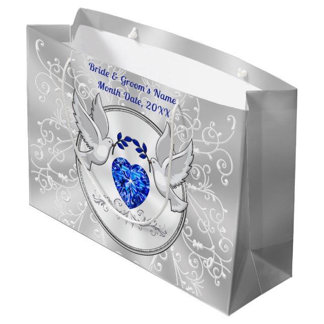 Personalisierte Hochzeitsgeschenktaschen, groß, in Große Geschenktüte (Rückseite Schrägansicht)