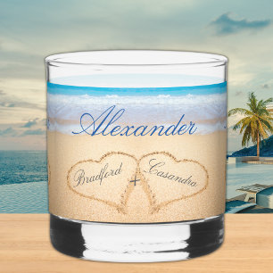 Personalisierte Hochzeitsherzen am Strand in Sand Whiskyglas