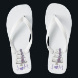 Personalisierte Hochzeitsstipps-Brautparty Flip Flops<br><div class="desc">Flip Flops bieten eine originelle Marker-Abbildung eines gestuften Hochzeitstortes mit Zuckerguss und violetten Blumen. Einfach mit Ihren Initialen personalisieren!</div>