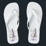 Personalisierte Hochzeitsstipps-Brautparty Flip Flops<br><div class="desc">Flip Flops bieten eine originelle Marker-Abbildung eines gestuften Hochzeitstortes mit Zuckerguss und violetten Blumen. Einfach mit Ihren Initialen personalisieren!</div>