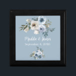 Personalisierte Hochzeitstorte Erinnerungskiste<br><div class="desc">Personalisierte Wedding Gray Blue Floral Keepake Box von © Cathy Thompson. Ideal für Geschenke oder einen besonderen Tag.</div>