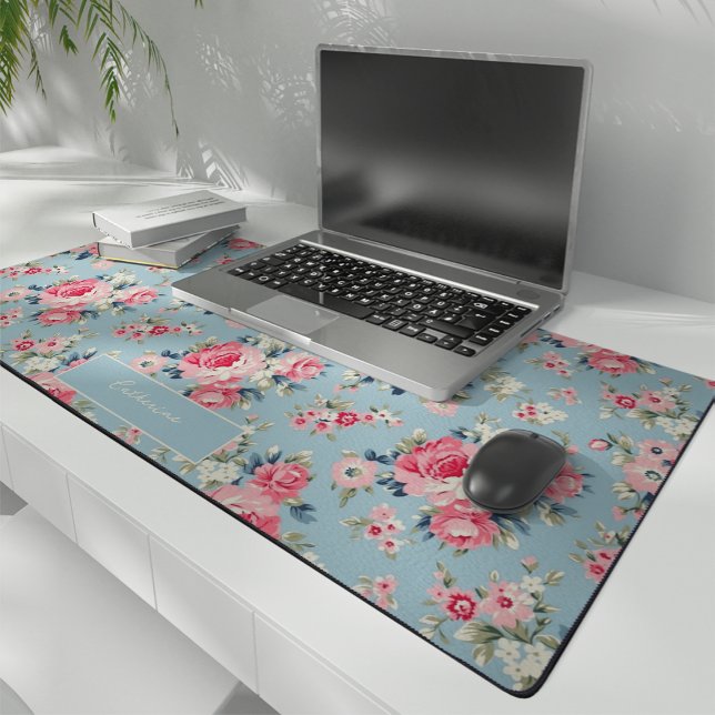 Personalisierte Hütte Rosa Rosen auf blauem Hinter Schreibtischunterlage (Von Creator hochgeladen)