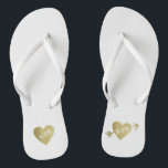 personalisierte Imitate Goldene Liebe mit Pfeil Flip Flops<br><div class="desc">Für ein verheiratetes Paar,  ein romantisches Design mit ihren Initialen (Mr   Mrs.) in einem grafischen Imitat goldenes Herz mit einem Pfeil auf Weiß...  um allen Ihren Hochzeitsplanungen Komfort und Leichtigkeit zu bringen...  perfekt zum Tragen nach der Hochzeit.</div>