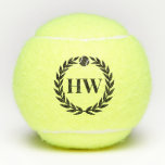 Personalisierte Initialen Laurel Logo Tennisbälle<br><div class="desc">Personalisierte Tennisbälle,  die mit eigenen Buchstaben in Monogramm gedruckt wurden,  in einem einfachen und modernen Lorbeerkranz-Logo. Jeder Tennisspieler würde den klassischen und eleganten Look dieser modernen mit Monogramm Übungsbälle schätzen.</div>