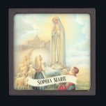 Personalisierte Jungfrau von Fatima Rosary Juwelie Kiste<br><div class="desc">Das ist ein wunderschönes traditionelles Bild von unserer Frau von Fatima,  Unsere Frau von Rosenkranz mit den Fatima-Kindern,  Lucia,  Jacinta & Francisco,  Schafen und der Basilika von Fatima in der Ferne.</div>