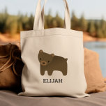 Personalisierte Kids von "Adventure Brown Bar" Tragetasche<br><div class="desc">Der Kindertotensack für Tierliebhaber zeigt eine niedliche Abbildung eines braunen Bären. Personalisieren Sie es mit dem Namen Ihres Kindes in schwarzen Buchstaben. Macht eine tolle Büchertasche für Jungen oder Mädchen!</div>