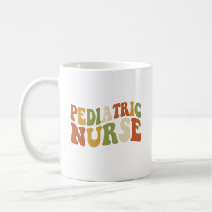 Personalisierte Kinderkrankenschwester Retro-Typog Kaffeetasse