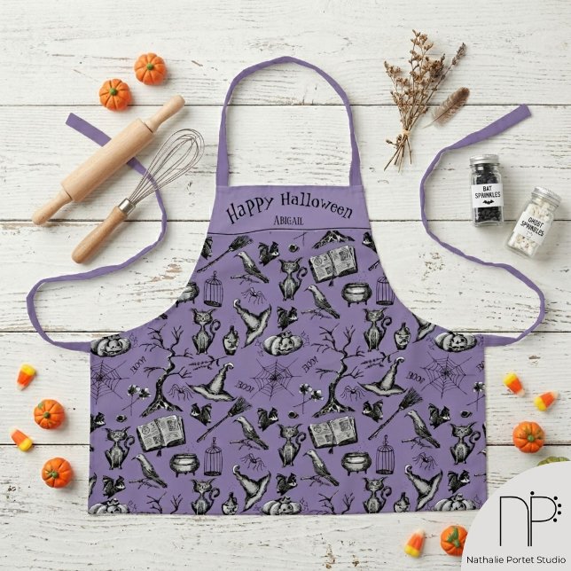Personalisierte Kinderkrippe zu Halloween Schürze (Hand drawn creepy Halloween kid apron with ink art and a chic noir aesthetic)