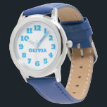 Personalisierte Kinderschau Armbanduhr<br><div class="desc">Dieses Bild zeigt eine Kinderuhr mit einem runden, silberfarbenen Gehäuse mit weißem Ziffernblatt. Die Uhr hat große, leicht lesbare blaue Zahlen von 1 bis 12, und die Stunden- und Minutenhand sind ebenfalls blau, mit den Worten "HOUR" und "MINUTE" beschriftet. Der Name auf der Armbanduhr kann auf jeden beliebigen Namen angepasst...</div>