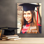 Personalisierte Klasse des Abschluss-Fotos 2023 Leinwanddruck<br><div class="desc">Moderne und stilvolle Abschluss Wandkunst gewickelt Leinwand Design verfügt über ein Foto Ihres Absolventen mit einfachen Namen und Klasse Jahr Formulierung,  die für Ihren Abschluss personalisiert sein kann. Ein wunderschöner Akzent für die Graduierungsparty und ein besonderer Sake,  der in Ihrer Zuhause zu sehen ist.</div>
