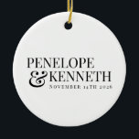 Personalisierte klassische Elegante Schwarz-weiße  Keramik Ornament<br><div class="desc">Gedenken Sie Ihren besonderen Tag mit diesem zeitlosen Keramik-Ornament mit klassischer Schwarz-Weiß-Typografie, personalisiert mit Ihren Hochzeitsnamen. Das elegante Design macht es zu einem raffinierten Sake, um Ihre Gewerkschaft zu feiern, ideal, um Ihre Urlaubsatmosphäre mit einer Touch Charme zu bereichern oder den Neuvermählten zu verleihen. Dieses schlichte, stilvolle und bedeutungsvolle Ornament...</div>