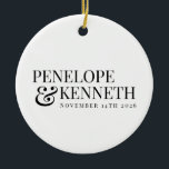 Personalisierte klassische Elegante Schwarz-weiße  Keramik Ornament<br><div class="desc">Gedenken Sie Ihren besonderen Tag mit diesem zeitlosen Keramik-Ornament mit klassischer Schwarz-Weiß-Typografie, personalisiert mit Ihren Hochzeitsnamen. Das elegante Design macht es zu einem raffinierten Sake, um Ihre Gewerkschaft zu feiern, ideal, um Ihre Urlaubsatmosphäre mit einer Touch Charme zu bereichern oder den Neuvermählten zu verleihen. Dieses schlichte, stilvolle und bedeutungsvolle Ornament...</div>