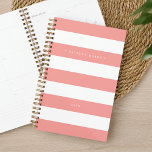 Personalisierte Korallen und Weißstreifen Planer<br><div class="desc">Der schicke,  personalisierte Planer verfügt über breite,  pachy korallenrosa und weiße Streifen mit Ihrem Namen oder Monogramm in eleganter weißer Schrift. Personalisieren Sie das Jahr am unteren Ende.</div>