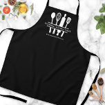 Personalisierte Küche Kochen Schürze<br><div class="desc">Personalisierte Schwarze Schürze mit Küchenausführung. Diese moderne Schürze eignet sich hervorragend für kulinarische Schulen, kulinarische Abende, Bäckereien oder jedes gastronomische Geschäft, das eine unterhaltsame und berufliche Touch will. Das Design verfügt über Küchenutensilien, die über die gesamte Oberfläche verteilt sind, mit einem Platz, um einen Namen, eine Phrase oder einen Klassentitel...</div>